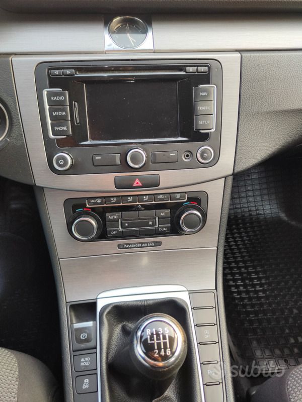 Usata VW Passat 140 CV (102 kW) 2011 Blu Station wagon