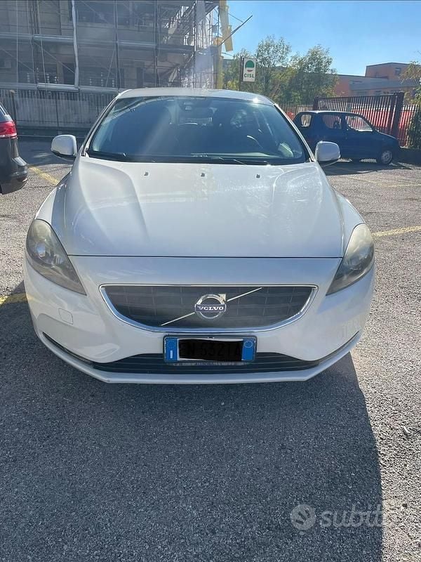 Bianco Usata 2012 Volvo V40 Momentum Tre volumi | 6700 € (Buon prezzo) - Immagine 1/4