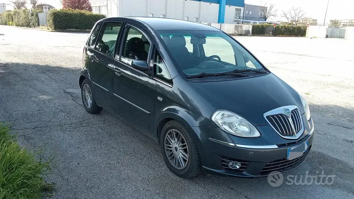 Usata Lancia Musa Gold 95 CV (69 kW) 2011 Grigio Monovolume