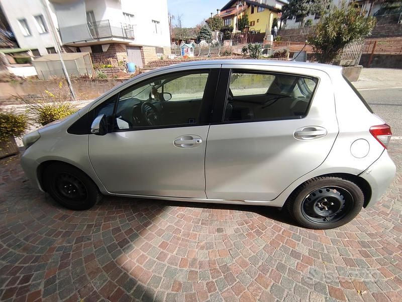 Usata Toyota Yaris Active 90 CV (66 kW) 2013 Grigio Utilitaria