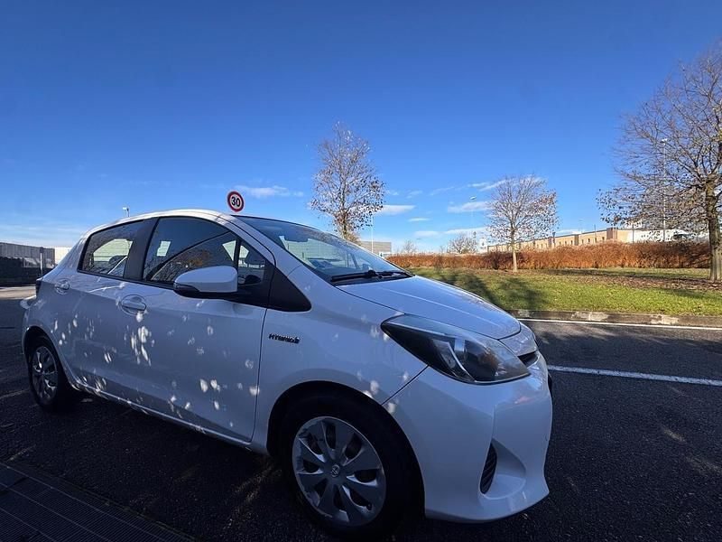 Usata Toyota Yaris Hybrid Active 75 CV (55 kW) 2014 Bianco Berlina