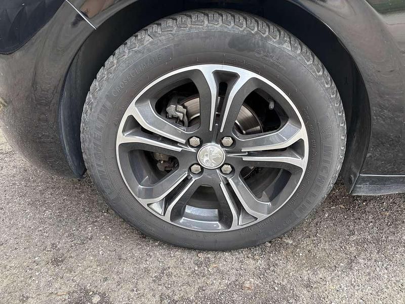 Usata Peugeot 208 68 CV (50 kW) 2015 Nero Utilitaria