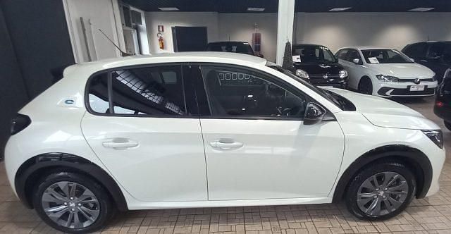 Usata Peugeot e-208 Allure 100 kW (136 CV) 2022 Bianco Utilitaria