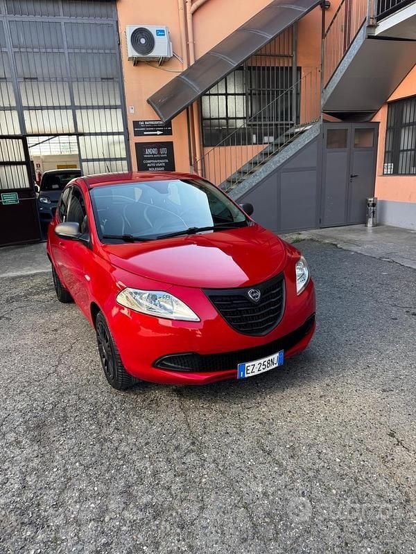 Usata Lancia Ypsilon 69 CV (50 kW) 2015 Rosso Utilitaria