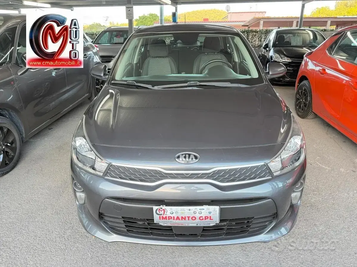 Usata Kia Rio 82 CV (60 kW) 2017 Gray Berlina