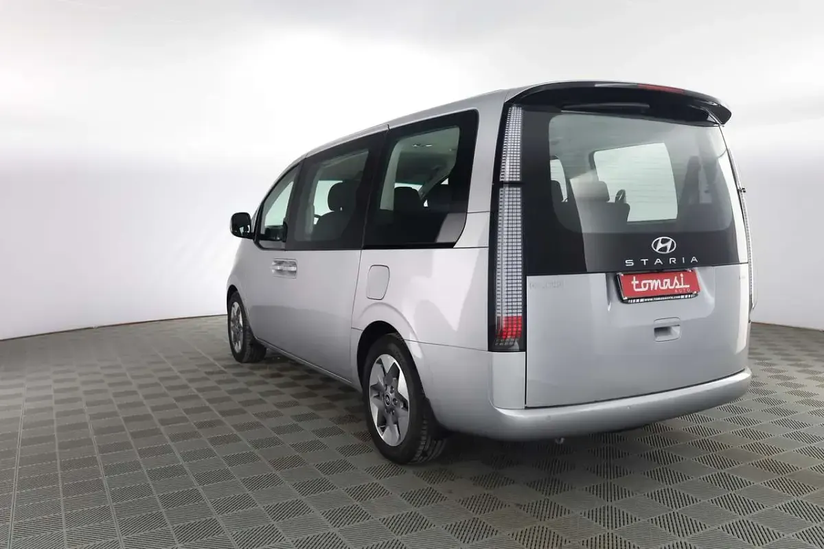 Usata Hyundai Staria 177 CV (130 kW) 2023 Shimmering silver Monovolume