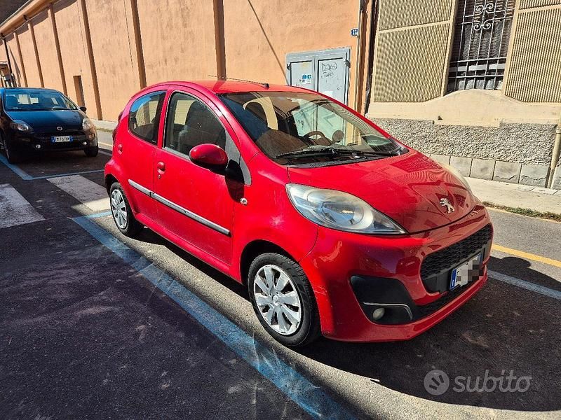 Usata Peugeot 107 Active 68 CV (50 kW) 2012 Rosso Utilitaria