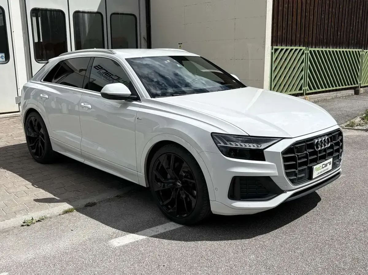 Usata Audi Q8 S-Line 286 CV (210 kW) 2022 Carraraweiß SUV