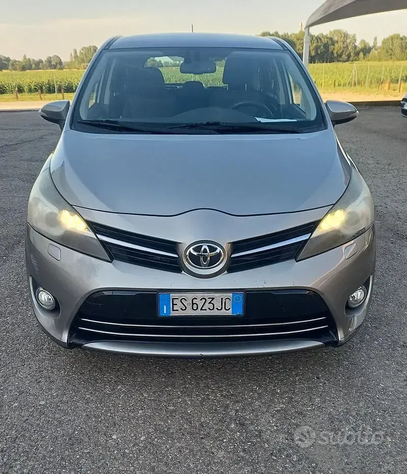 Usata Toyota Verso Active 124 CV (91 kW) 2013 Grigio Monovolume