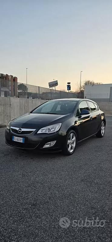 Usata Opel Astra 110 CV (80 kW) 2012 Nero Berlina
