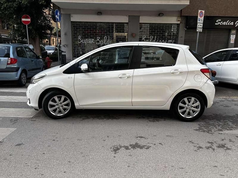Usata Toyota Yaris 87 CV (63 kW) 2012 Bianco Utilitaria