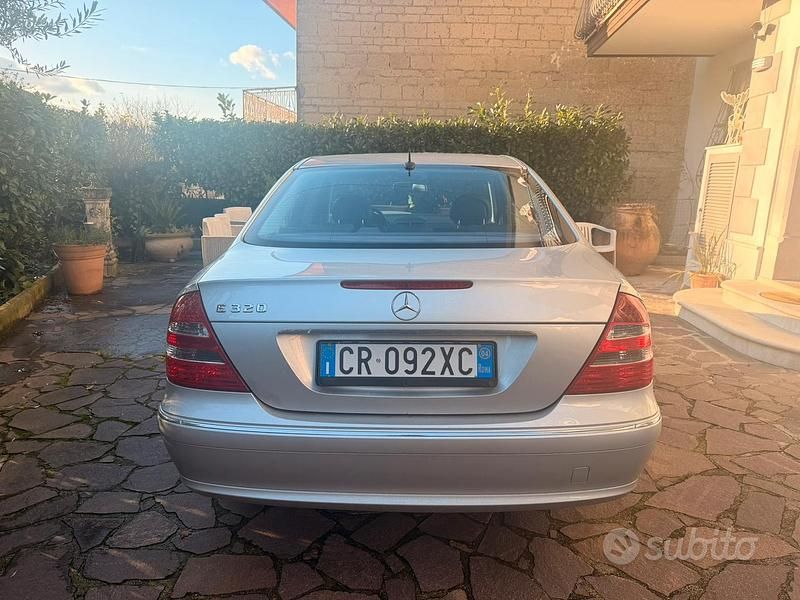 Usata Mercedes E320 224 CV (164 kW) 2004 Grigio Berlina
