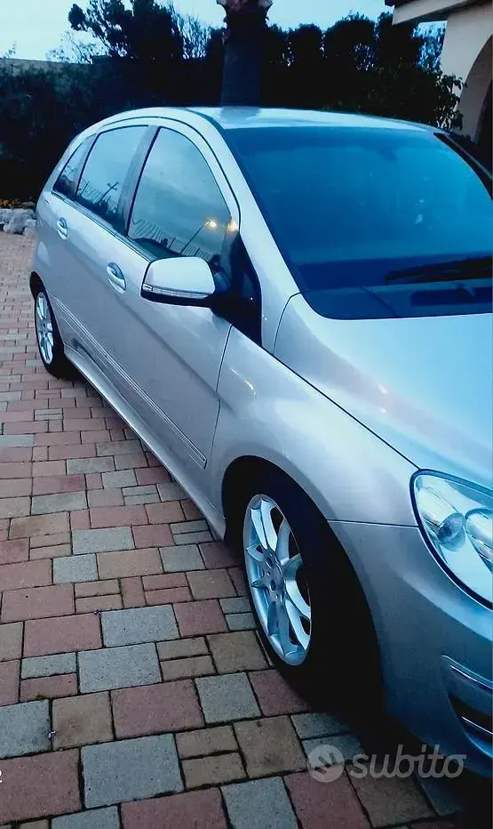 Usata Mercedes B200 140 CV (102 kW) 2009 Grigio Monovolume