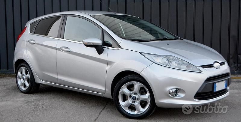Usata Ford Fiesta Titanium 70 CV (51 kW) 2010 Grigio Berlina