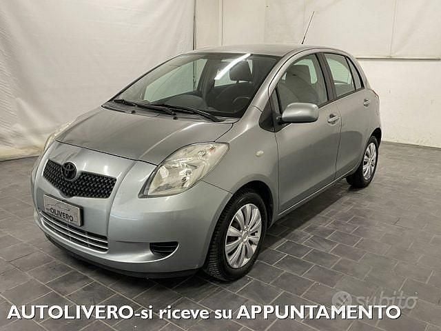 Usata Toyota Yaris Sol 69 CV (50 kW) 2006 Grigio Berlina
