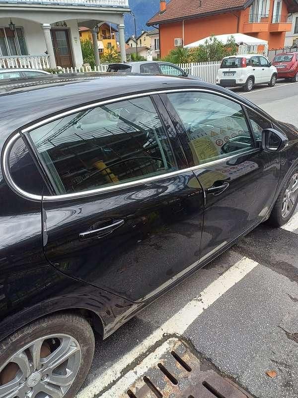 Usata Peugeot 208 Allure 82 CV (60 kW) 2012 Utilitaria