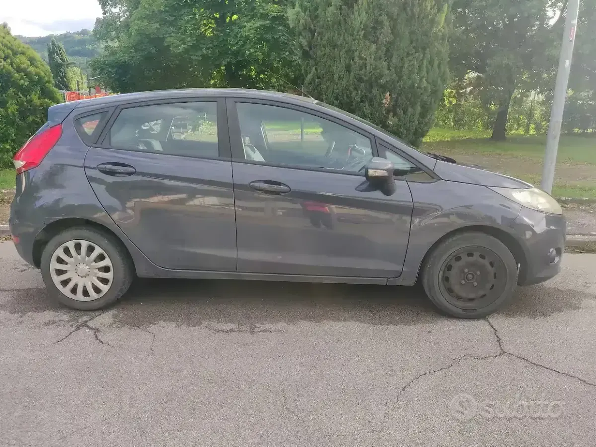Usata Ford Fiesta 70 CV (51 kW) 2011 Bluazzurro Berlina