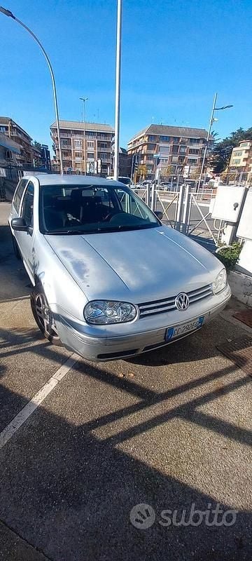 Grigio Usata 2002 VW Golf IV Tre volumi | 300 € (Super prezzo) - Immagine 1/4