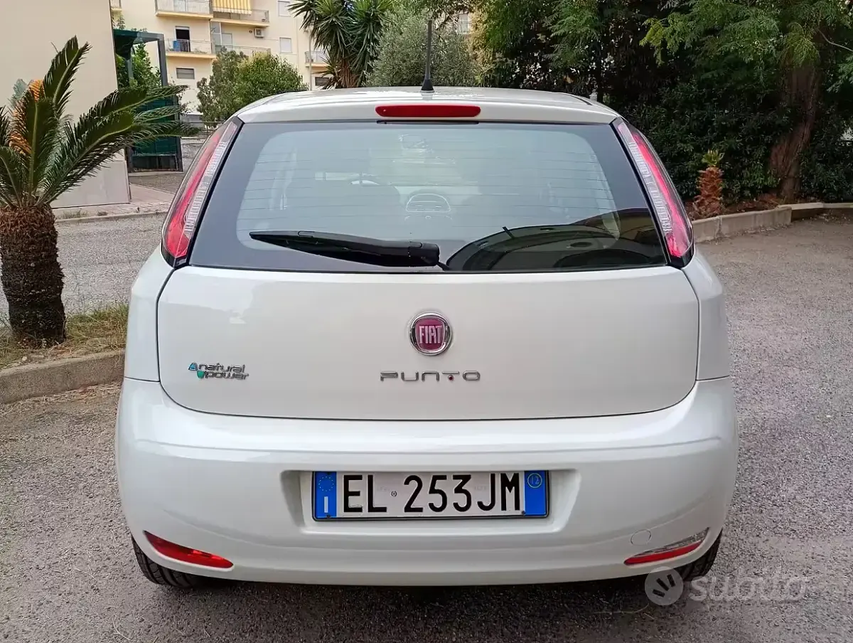 Usata Fiat Grande Punto Lounge 77 CV (56 kW) 2012 Bianco Utilitaria