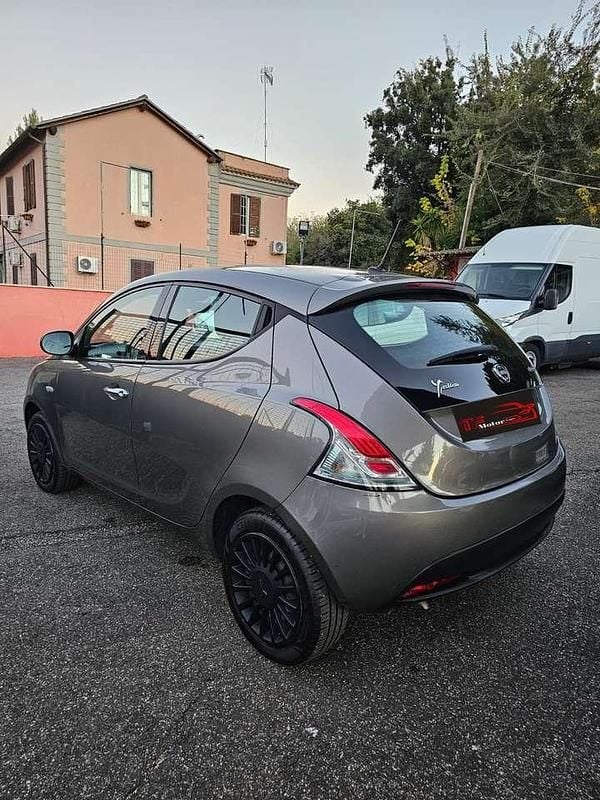 Usata Lancia Ypsilon Silver 69 CV (50 kW) 2022 Grigio Utilitaria