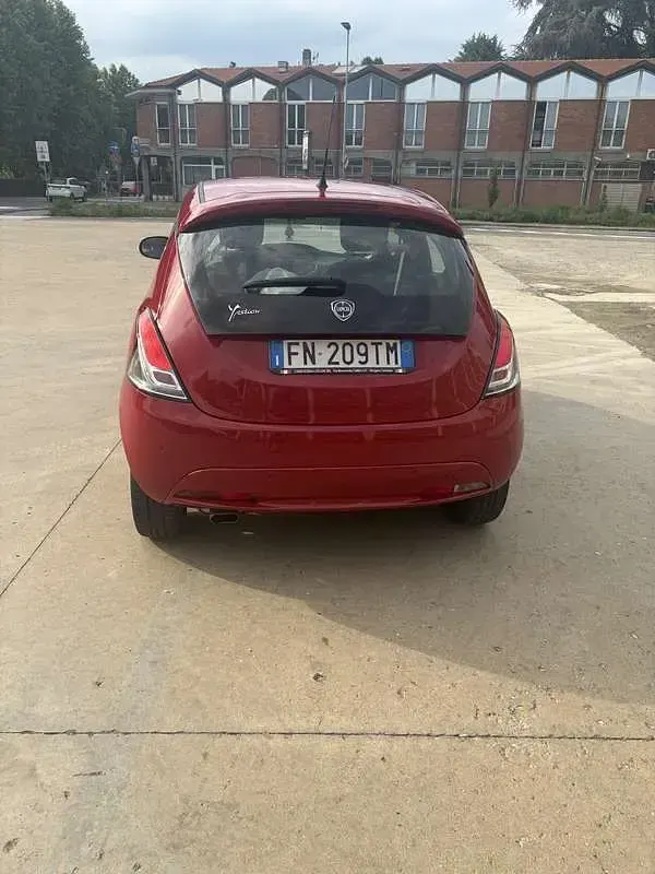 Usata Lancia Ypsilon Gold 69 CV (50 kW) 2018 Rosso Utilitaria