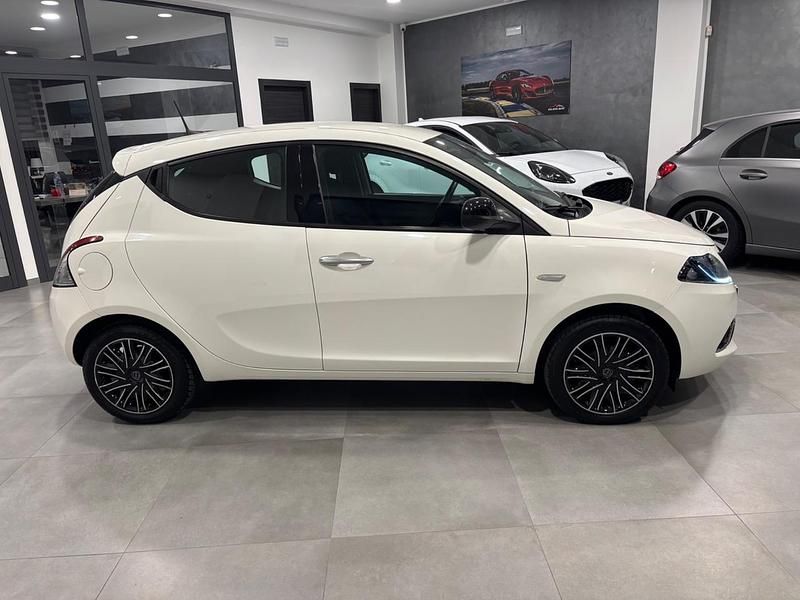 Usata Lancia Ypsilon Gold 69 CV (50 kW) 2022 Bianco Utilitaria