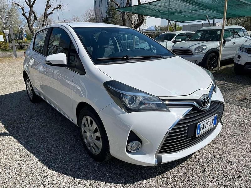 Usata Toyota Yaris Active 69 CV (50 kW) 2015 Bianco Utilitaria