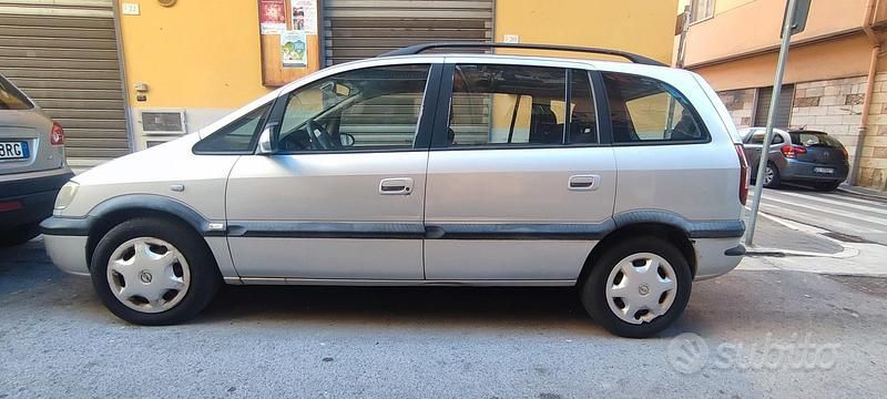 Usata Opel Zafira 2004 Grigio Monovolume
