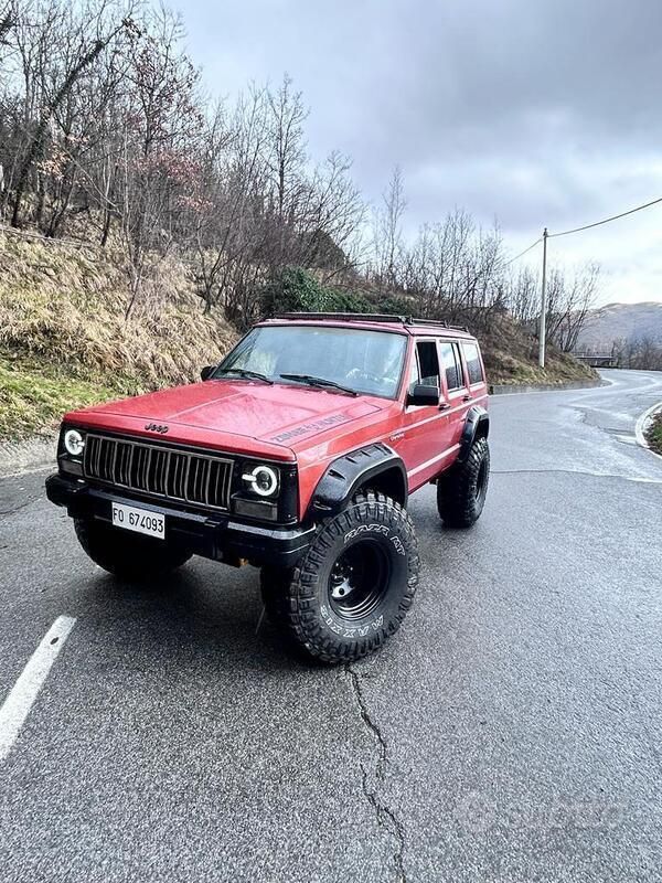 Rosso Usata 1987 Jeep Cherokee SUV | 12.900 € - Immagine 1/4