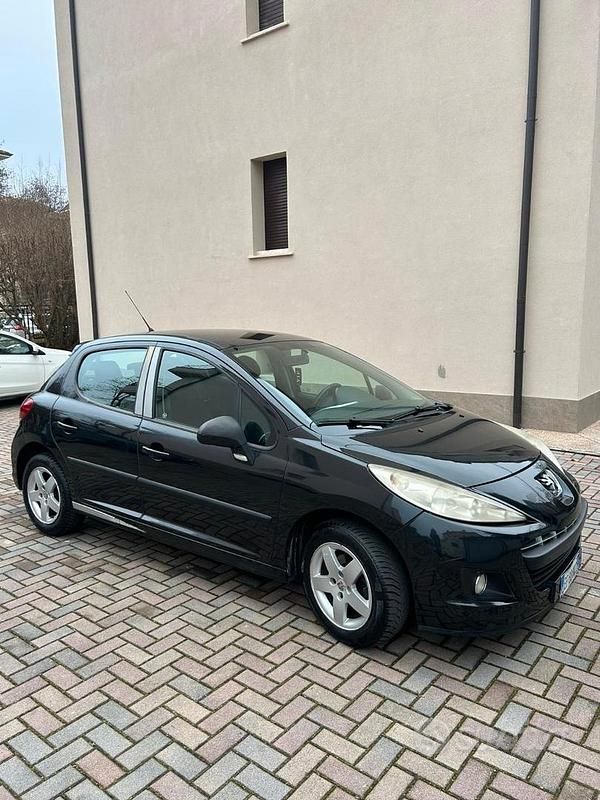 Usata Peugeot 207 70 CV (51 kW) 2011 Utilitaria