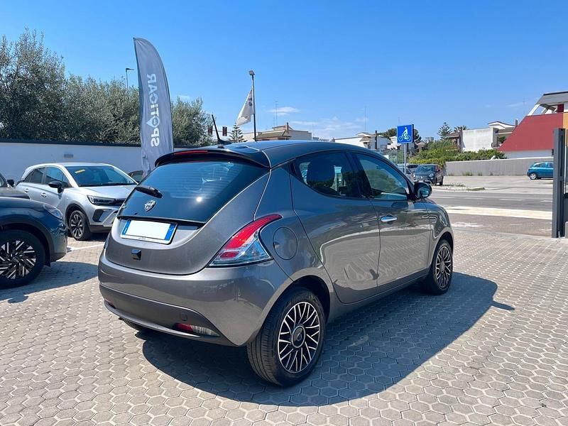 Usata Lancia Ypsilon Gold 69 CV (50 kW) 2023 Grigio Utilitaria