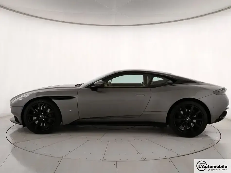 Usata Aston Martin DB11 608 CV (447 kW) 2017 Grigio Coupé