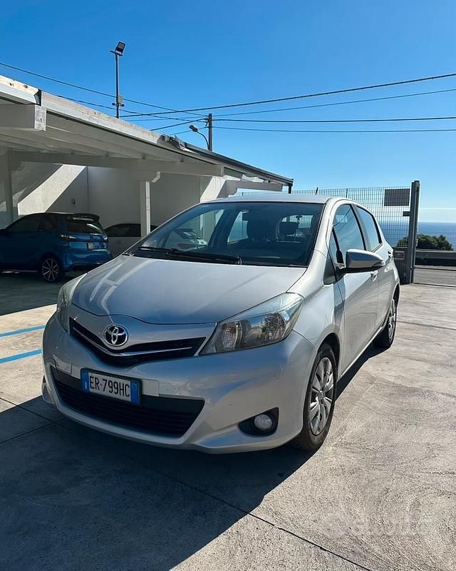 Grigio Usata 2013 Toyota Yaris Tre volumi | 8000 € (Cara) - Immagine 1/4