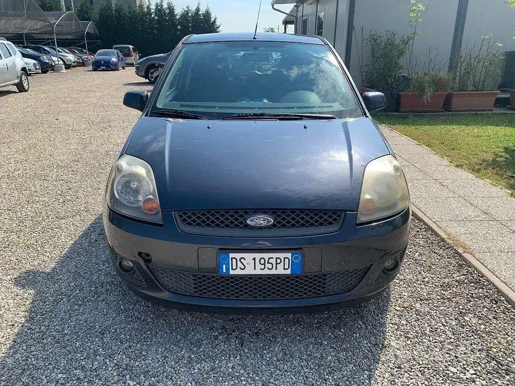 Usata Ford Fiesta Ghia 68 CV (50 kW) 2008 Grigio Utilitaria
