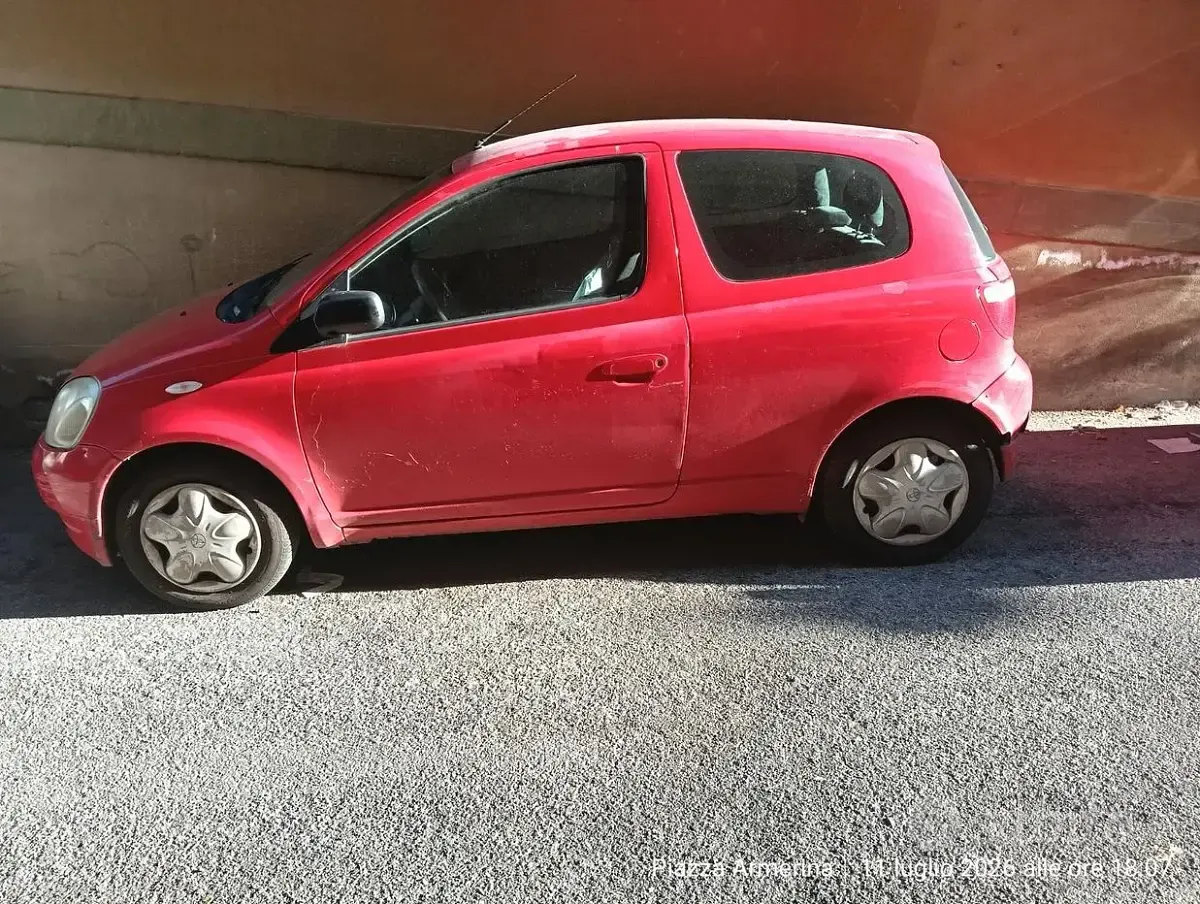 Usata Toyota Yaris 68 CV (50 kW) 2002 Rosso Berlina