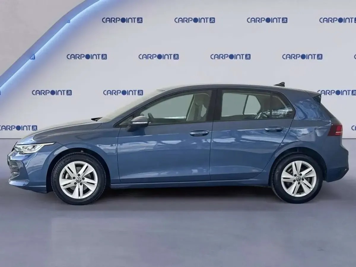 Usata VW Golf VIII Life 116 CV (85 kW) 2025 Anemone blue metallizzato Berlina