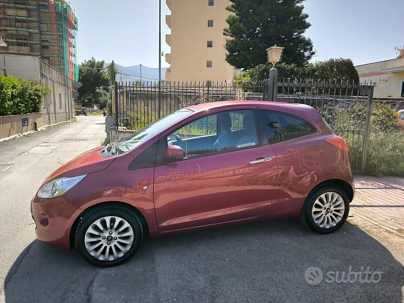 Viola Usata 2011 Ford Ka Titanium Due volumi | 4990 € (Buon prezzo) - Immagine 1/4