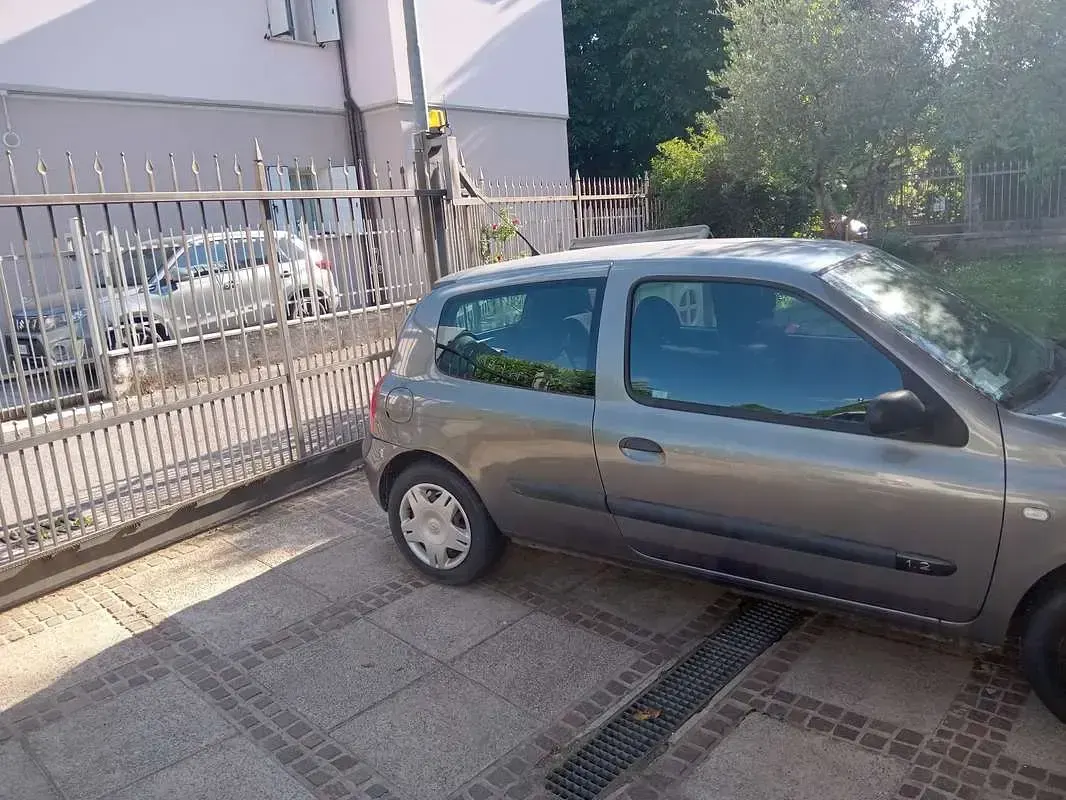 Usado Renault Clio II 58 CV (42 kW) 2005 Berlina