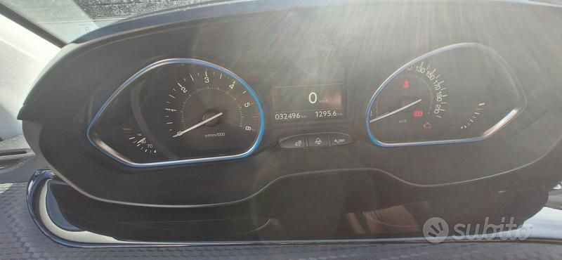 Usata Peugeot 2008 Allure 100 CV (73 kW) 2017 Grigio SUV