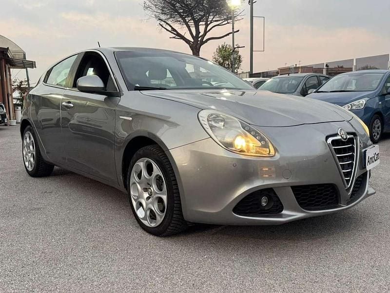 Grigio Usata 2010 Alfa Romeo Giulietta Distinctive Tre volumi | 5990 € (Ottimo prezzo) - Immagine 1/4