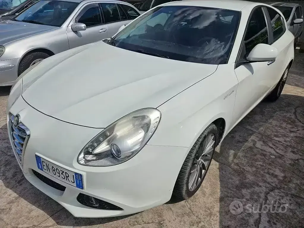 Usata Alfa Romeo Giulietta Distinctive 120 CV (88 kW) 2012 Bianco pastello Utilitaria