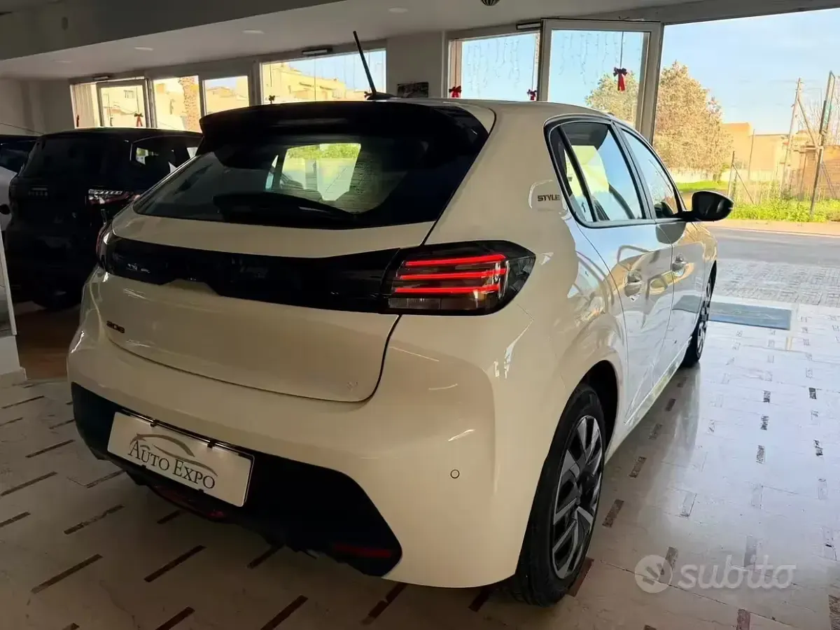 Usata Peugeot 208 Style 101 CV (74 kW) 2025 Bianco Utilitaria