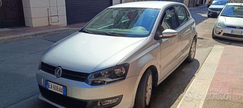 Grigio Usata 2010 VW Polo Comfortline Tre volumi | 5900 € (Buon prezzo) - Immagine 1/4