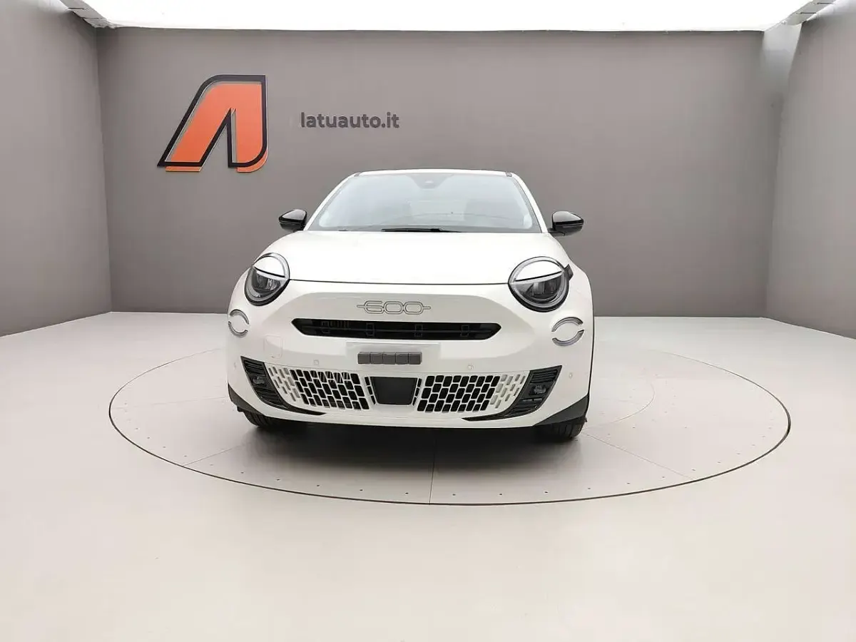 Nuova Fiat 600 Icon 101 CV (74 kW) 2026 Nero cinema SUV