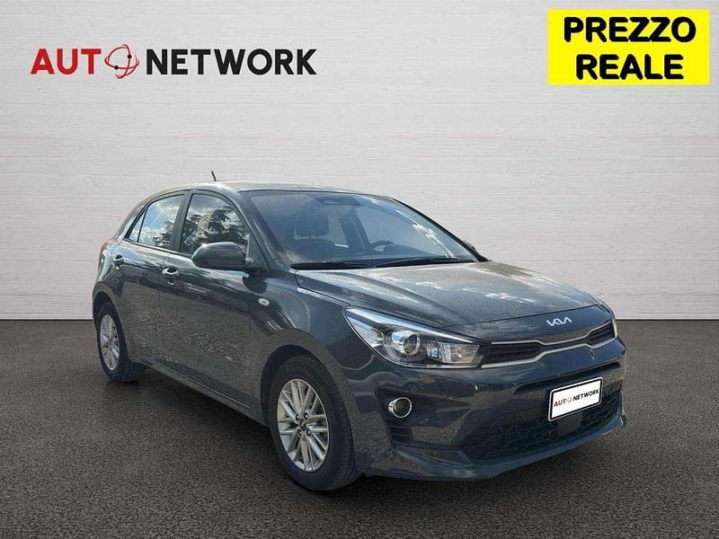 Grigio Usata 2022 Kia Rio Style Tre volumi | 12.900 € (Ottimo prezzo) - Immagine 1/4