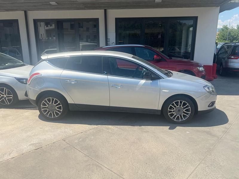 Usata Lancia Delta 120 CV (88 kW) 2010 Argento Utilitaria