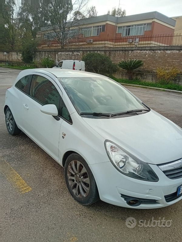 Bianco Usata 2010 Opel Corsa | 3700 € (Molto cara) - Immagine 1/2