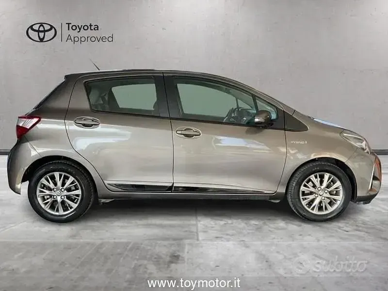 Usata Toyota Yaris Hybrid Active 101 CV (74 kW) 2017 Beige Berlina