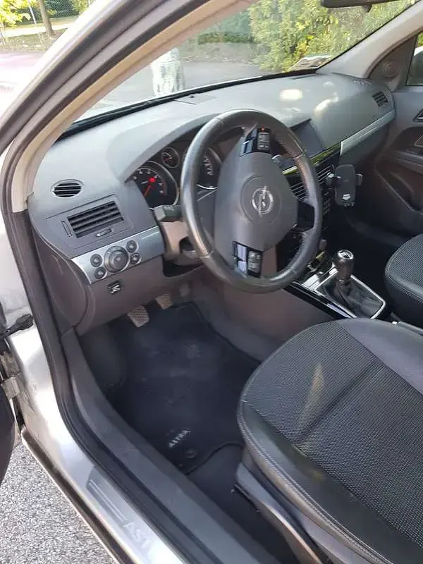 Usata Opel Astra Cosmo 116 CV (85 kW) 2008 Argento Berlina