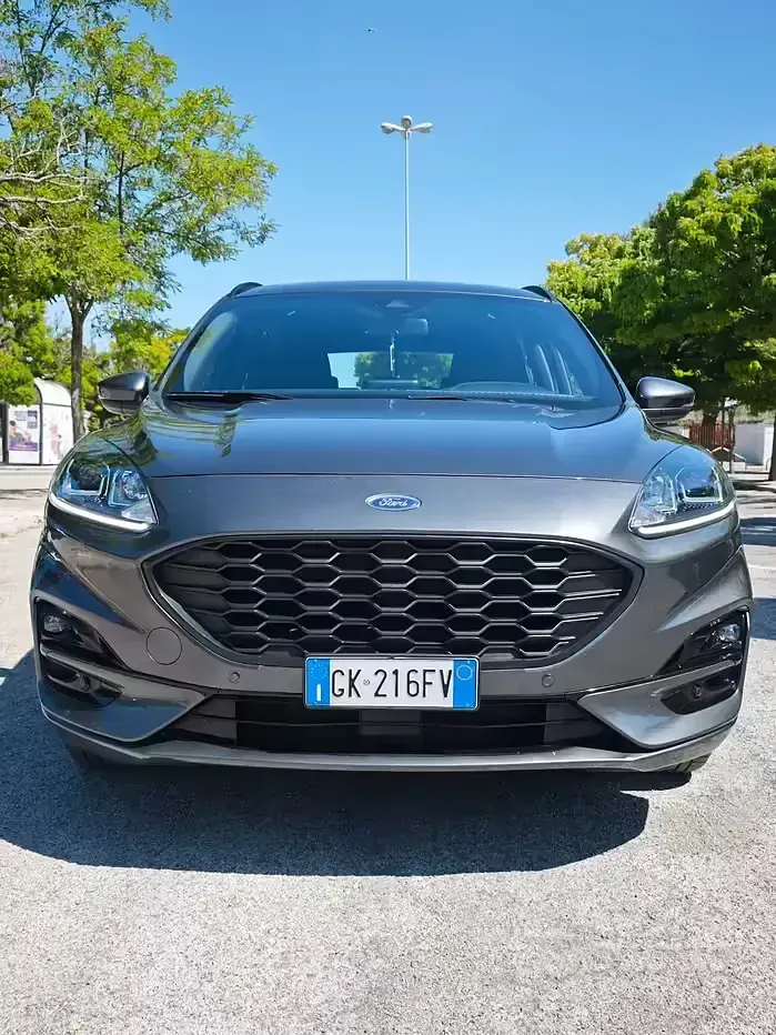 Usado Ford Kuga ST-Line 120 CV (88 kW) 2022 Gris SUV